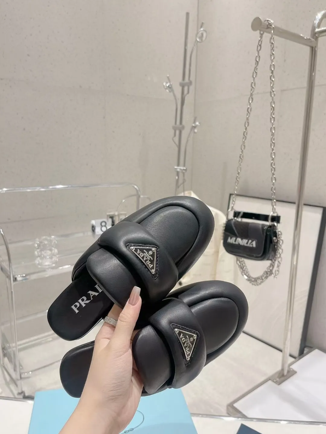 👟👟Ex-factory price 480👟👟Prada Bread Slippers💕The new 2023 Mules are very convenient to wear. You don’t need to bend down or tie your shoes when you go out to change shoes. You can just put them on and go. They can be worn in spring, summer and autumn. This pair of mules is made of rubber foam soles and is very lightweight. The iconic enamel triangle logo of Prada is also very recognizable and versatile. I never expected that Prada would produce such cute shoes. This shows how popular bread shoes are! Material: Imported mixed sheepskin Code number: 35-41
